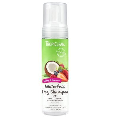 Σαμπουάν Σαμπουάν Στεγνού Καθαρισμού (Waterless Shampoo) για σκύλους και γάτες απο την Tropiclean ,  με αρωμα Βατομουρο, Αλόη και Καρύδα.Κατάλληλο για σκύλους για 12 εβδομάδων και άνω. Για βαθύ καθαρισμα με αρωμα φρεσκάδας