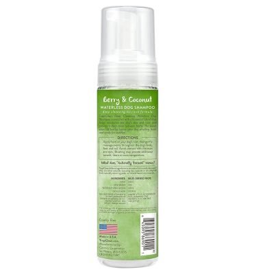 Σαμπουάν Σαμπουάν Στεγνού Καθαρισμού (Waterless Shampoo) για σκύλους και γάτες απο την Tropiclean ,  με αρωμα Βατομουρο, Αλόη και Καρύδα.Κατάλληλο για σκύλους για 12 εβδομάδων και άνω. Για βαθύ καθαρισμα με αρωμα φρεσκάδας.Οπίσθια ετικέτα με οδηγίες και χαρακτηριστικά
